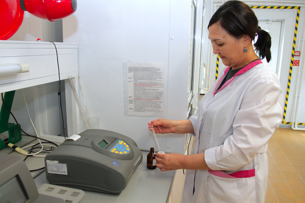 Старший лаборант смены Исингазиева Гульсара Хамитовна проводит испытание по определению серы в сырье методом энергодисперсионной рентгенофлуоресцентной спектрометрии СТ РК ГОСТ Р 51947, ГОСТ Р 51947 Старший лаборант смены Исингазиева Гульсара Хамитовна проводит испытание по определению серы в сырье методом энергодисперсионной рентгенофлуоресцентной спектрометрии СТ РК ГОСТ Р 51947, ГОСТ Р 51947