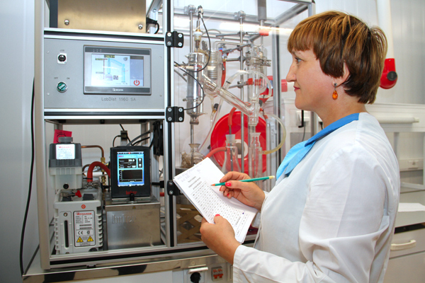 Лаборант Панова Татьяна Алексеевна выполняет анализ вакуумной дистилляции при атмосферном давлении 2 мм.рт.ст., в продукции АОК СТ АО 921040000053-12-2017 «Вакуумный газойль». Испытание проводится на анализаторе «LabDist» с учётом требования стандарта СТ РК АСТМ Д 1160-2010 «Определение фракционного состава тяжелых и остаточных нефтепродуктов» Лаборант Панова Татьяна Алексеевна выполняет анализ вакуумной дистилляции при атмосферном давлении 2 мм.рт.ст., в продукции АОК СТ АО 921040000053-12-2017 «Вакуумный газойль». Испытание проводится на анализаторе «LabDist» с учётом требования стандарта СТ РК АСТМ Д 1160-2010 «Определение фракционного состава тяжелых и остаточных нефтепродуктов»