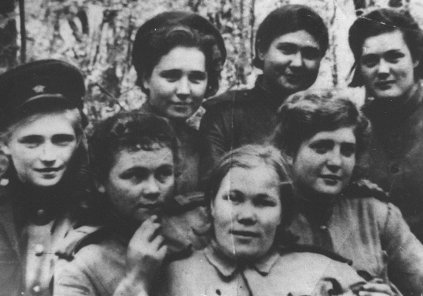 С сестрой Марией в школе связисток. 1942 г.