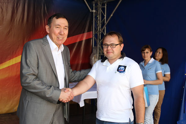 Председатель Совета ГК «Конденсат» В.К. Джунусов вручает нагрудный Памятный знак «Конденсат» II степени директору по маркетингу АО «Конденсат» А.Ю. Баеву Председатель Совета ГК «Конденсат» В.К. Джунусов вручает нагрудный Памятный знак «Конденсат» II степени директору по маркетингу АО «Конденсат» А.Ю. Баеву