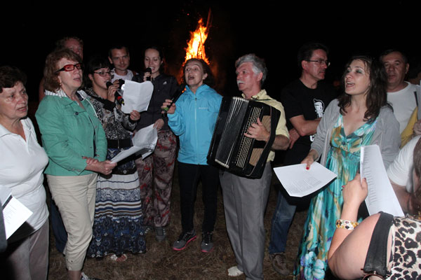 «Потому что нам нельзя без песен, потому что мир без песен тесен!» «Потому что нам нельзя без песен, потому что мир без песен тесен!»