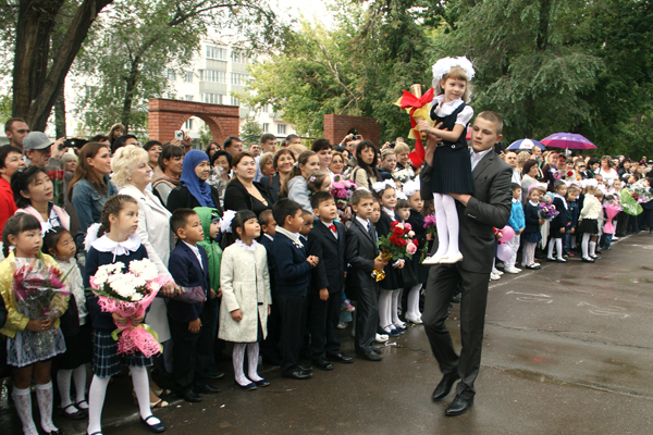 Первый звонок в новом 2013-2014 учебном году дали ученики СОШ № 7 Александр ПРОСТОВ (11«в» класс) и Мария СУПТЕЛЬ (1«б» класс) Первый звонок в новом 2013-2014 учебном году дали ученики СОШ № 7 Александр ПРОСТОВ (11«в» класс) и Мария СУПТЕЛЬ (1«б» класс)