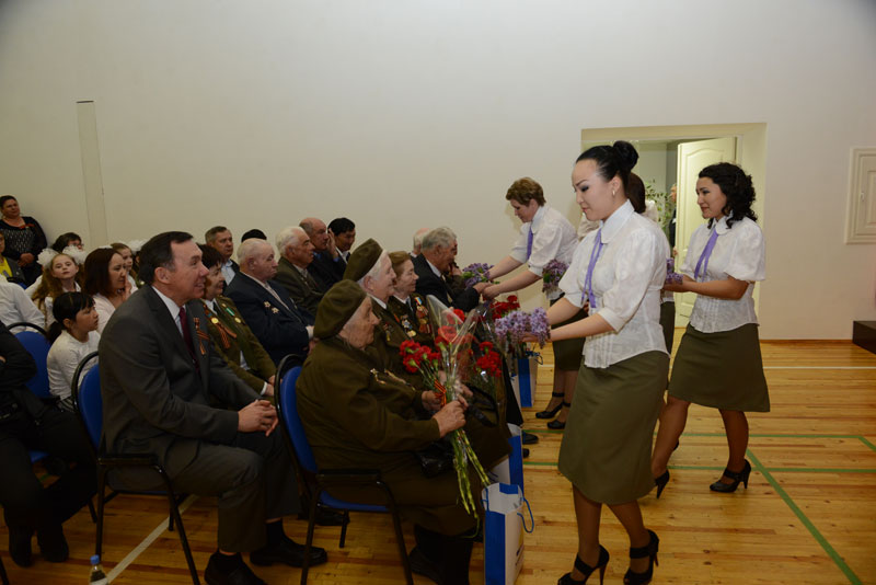Вокальная группа ТД «Нафта», исполнив «Пражский вальс», вручила ветеранам цветы. Вокальная группа ТД «Нафта», исполнив «Пражский вальс», вручила ветеранам цветы.