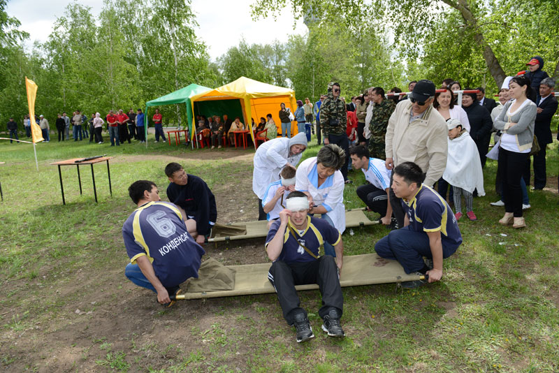 Первая помощь «раненому» – завершающий этап военно-спортивной эстафеты. Первая помощь «раненому» – завершающий этап военно-спортивной эстафеты.