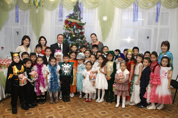 Вручение новогодних подарков в СОШ № 40 Вручение новогодних подарков в СОШ № 40