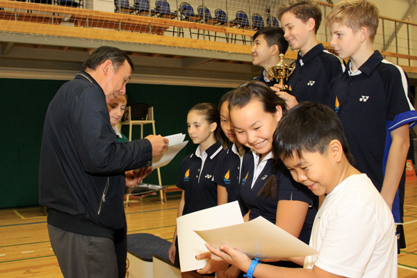 Президент областной федерации бадминтона В.К.Джунусов вручает дипломы команде Западно-Казахстанской области за занятое 3 место. Президент областной федерации бадминтона В.К.Джунусов вручает дипломы команде Западно-Казахстанской области за занятое 3 место.