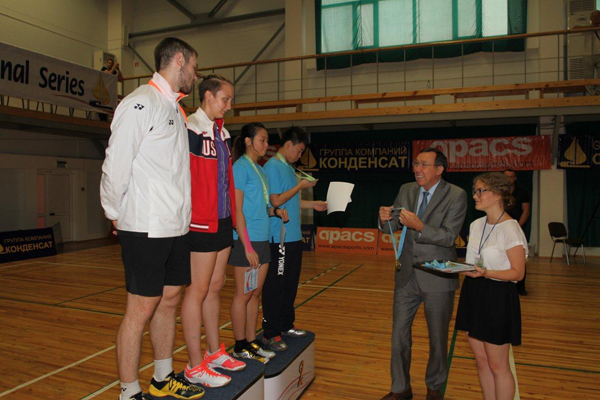 Председатель Совета Группы компаний «Конденсат» Валерий Джунусов награждает участников финала в смешанном парном разряде Анатолия Ярцева и Евгению Косецкую (Россия), Син Эр Энг и Болриффин Хайрул Тор (Малайзия). Председатель Совета Группы компаний «Конденсат» Валерий Джунусов награждает участников финала в смешанном парном разряде Анатолия Ярцева и Евгению Косецкую (Россия), Син Эр Энг и Болриффин Хайрул Тор (Малайзия).