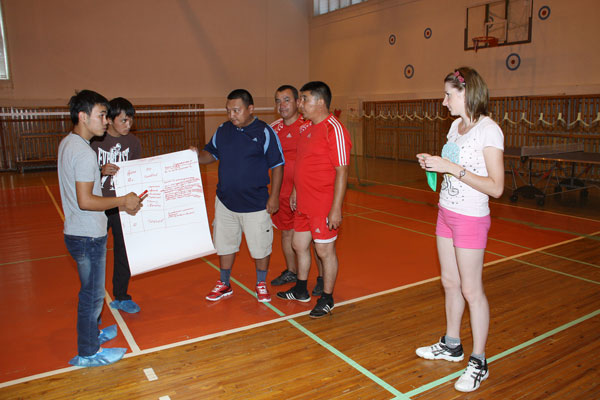 Учителя физкультуры защищают свой проект плана занятий по бадминтону. Учителя физкультуры защищают свой проект плана занятий по бадминтону.