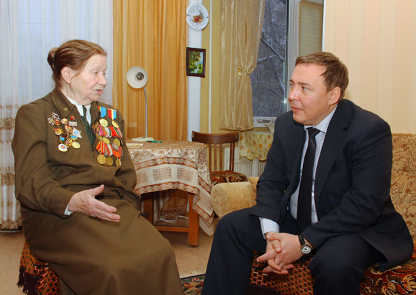 Ветеран А. Митрохина рассказывает о Сталинградской битве Ф. Бахтиозину - Члену Совета директоров АО ''Конденсат'' Ветеран А. Митрохина рассказывает о Сталинградской битве Ф. Бахтиозину - Члену Совета директоров АО ''Конденсат''