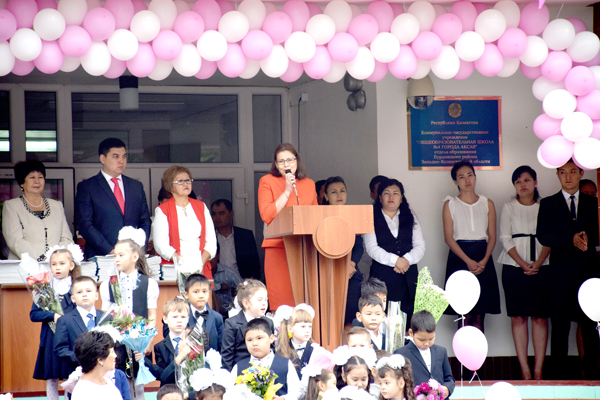 Нурия Муфтеева выступает на линейке в школе №4 г.Аксая. Нурия Муфтеева выступает на линейке в школе №4 г.Аксая.