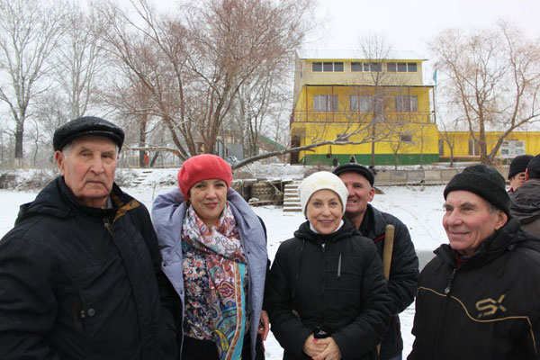 П.Г. Хорошкин – крайний слева с членами клуба моржей. Первая встреча в купальном сезоне 2016-2017 гг. П.Г. Хорошкин – крайний слева с членами клуба моржей. Первая встреча в купальном сезоне 2016-2017 гг.