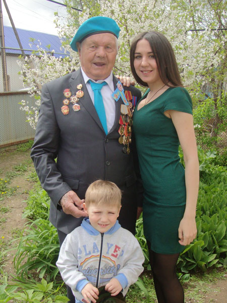 Константин Кочерёжкин вместе с внучкой Катей и правнуком Игнатом Константин Кочерёжкин вместе с внучкой Катей и правнуком Игнатом