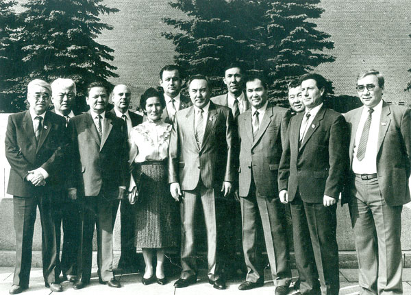 На Красной площади. Делегаты партийного съезда с первым секретарем ЦК Компартии Казахстана Н.А. Назарбаевым, 1990 г. На Красной площади. Делегаты партийного съезда с первым секретарем ЦК Компартии Казахстана Н.А. Назарбаевым, 1990 г.