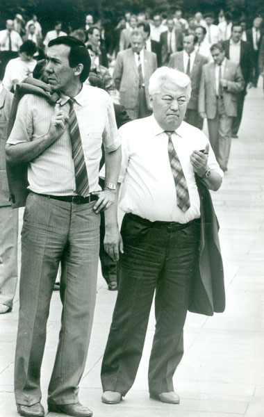 В.К. Джунусов и А.Н. Нургалиев на партийном съезде в Москве, 1990 г. В.К. Джунусов и А.Н. Нургалиев на партийном съезде в Москве, 1990 г.