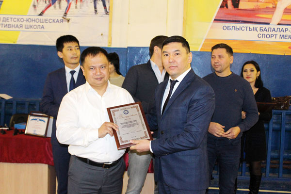 Благодарственное письмо от директора областной ДЮСШ Турарбека АЛТЫНБЕКУЛЫ принял исполнительный директор Федерации бадминтона ЗКО Бекет БАЛЫКОВ. Благодарственное письмо от директора областной ДЮСШ Турарбека АЛТЫНБЕКУЛЫ принял исполнительный директор Федерации бадминтона ЗКО Бекет БАЛЫКОВ.
