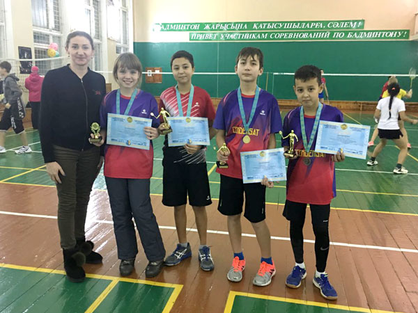 Слева направо: старший тренер ЗКО по бадминтону Наталья Толкачева, Вероника Витман, Данила Рублев, Матвей Грищенко, Тимур Мукашев. Слева направо: старший тренер ЗКО по бадминтону Наталья Толкачева, Вероника Витман, Данила Рублев, Матвей Грищенко, Тимур Мукашев.