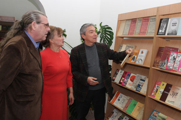 Г.Мухин, М.Чеснокова и М.Сдыков на выставке-презентации книг Н.Г.Чеснокова. Г.Мухин, М.Чеснокова и М.Сдыков на выставке-презентации книг Н.Г.Чеснокова.