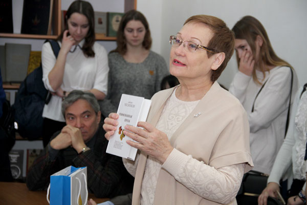 Менеджер по социальным и кадровым вопросам АО ''Конденсат'' А.Кутищева рассказывает об уникальной книге Н.Чеснокова ''Рифмованная проза жизни''. Менеджер по социальным и кадровым вопросам АО ''Конденсат'' А.Кутищева рассказывает об уникальной книге Н.Чеснокова ''Рифмованная проза жизни''.