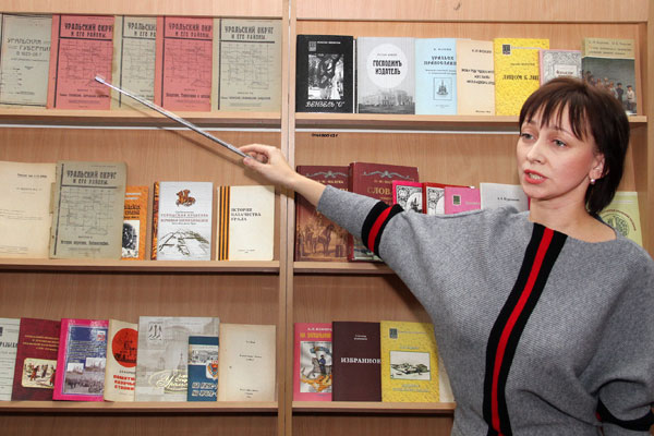 Работники областной научной библиотеки им. Ж.Молдагалиева провели презентацию книг Н.Г.Чеснокова, которые его сноха передала в дар приуральцам. Работники областной научной библиотеки им. Ж.Молдагалиева провели презентацию книг Н.Г.Чеснокова, которые его сноха передала в дар приуральцам.