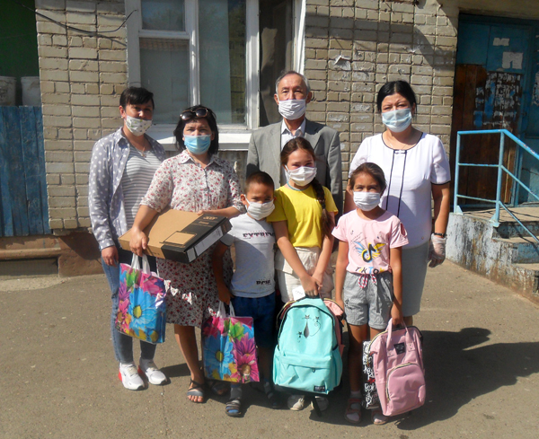 Член Совета директоров АО ‘Конденсат’ Мурат Кенесов вручил школьные наборы семье Акмышевых.