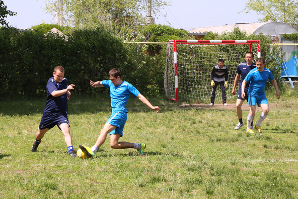 На поле команды ''Нафта'' и ''Энергетик-Уральск'' На поле команды ''Нафта'' и ''Энергетик-Уральск''