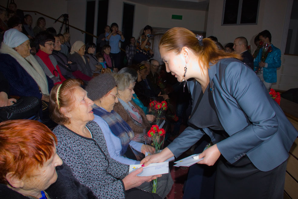 Руководитель аппарата Совета директоров АО «Конденсат» Дина Галиметденова вручает цветы и адресную помощь матерям и вдовам погибших в Афганистане воинов-интернационалистов Руководитель аппарата Совета директоров АО «Конденсат» Дина Галиметденова вручает цветы и адресную помощь матерям и вдовам погибших в Афганистане воинов-интернационалистов