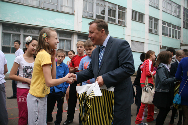 СОШ № 7. Призы вручает депутат областного маслихата Ф.Н.Бахтиозин СОШ № 7. Призы вручает депутат областного маслихата Ф.Н.Бахтиозин