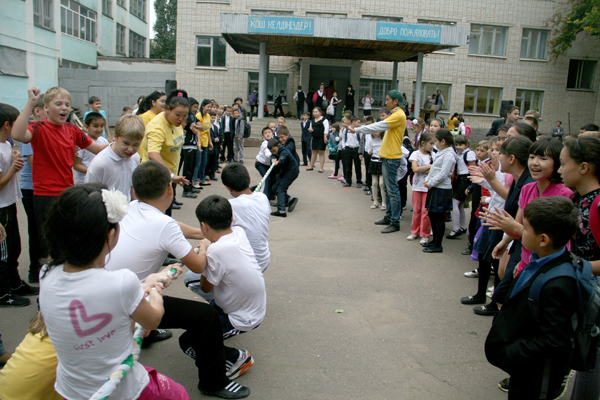 СОШ № 7: кто сильнее? Перетягивание каната - завершающий этап ''Веселых стартов'' СОШ № 7: кто сильнее? Перетягивание каната - завершающий этап ''Веселых стартов''