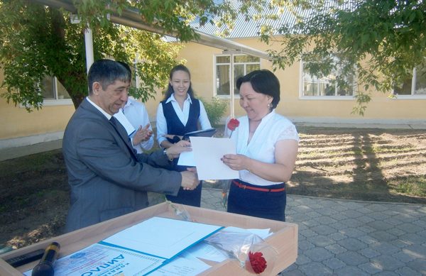 Серик Алиев, заместитель генерального директора АО ''Аксайгазпромэнерго'' награждает лучшего учителя в Тихоновской средней школе. Серик Алиев, заместитель генерального директора АО ''Аксайгазпромэнерго'' награждает лучшего учителя в Тихоновской средней школе.