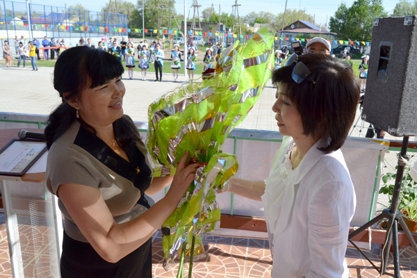 М.А. Кудайбергенова, начальник отдела по кадрам и социальным вопросам АО ''Конденсат'' награждает лучшего учителя в Аксайской средней школе №1 Айгуль Муратовну ГИНИЯТОВУ. М.А. Кудайбергенова, начальник отдела по кадрам и социальным вопросам АО ''Конденсат'' награждает лучшего учителя в Аксайской средней школе №1 Айгуль Муратовну ГИНИЯТОВУ.