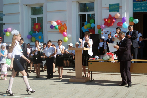 Алхат Абзалилов, генеральный директор АО «Аксайгазпромэнерго», депутат раймаслихата награждает лучшего ученика в Пугачевской средней школе. Алхат Абзалилов, генеральный директор АО «Аксайгазпромэнерго», депутат раймаслихата награждает лучшего ученика в Пугачевской средней школе.