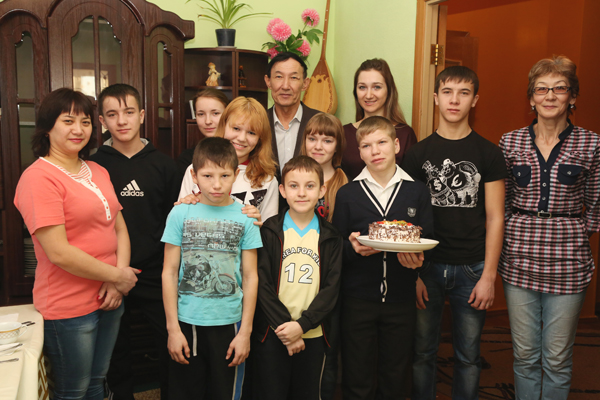 Олега АЛЕКСАНДРОВА можно узнать по особой примете – он держит в руках торт. Пока загадывал желание, свечи почти догорели до основания, но все же задуть их успел. Олега АЛЕКСАНДРОВА можно узнать по особой примете – он держит в руках торт. Пока загадывал желание, свечи почти догорели до основания, но все же задуть их успел.