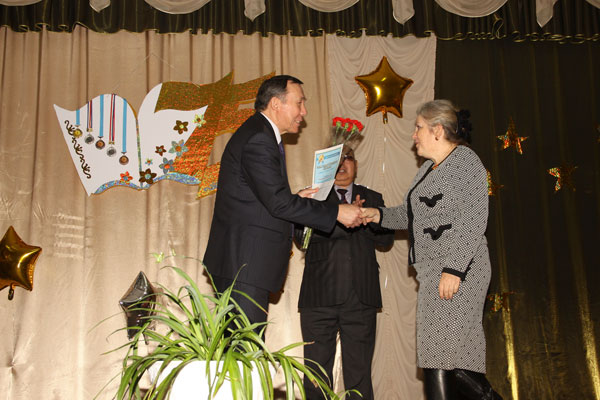 В числе награжденных – ветеран педагогического труда, учитель физики высшей категории Ольга Юрьевна КРАШЕНИННИКОВА В числе награжденных – ветеран педагогического труда, учитель физики высшей категории Ольга Юрьевна КРАШЕНИННИКОВА