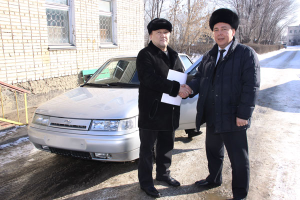 Член совета директоров АО «Конденсат», депутат областного маслихата по Транспортному округу № 25 Ф. Бахтиозин передал документы на автомобиль ЛАДА-110 председателю ЗКФ КОС Мурату Кадырбекову Член совета директоров АО «Конденсат», депутат областного маслихата по Транспортному округу № 25 Ф. Бахтиозин передал документы на автомобиль ЛАДА-110 председателю ЗКФ КОС Мурату Кадырбекову