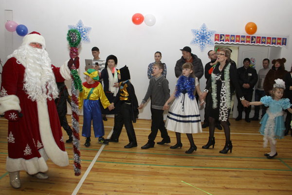 Воспитанники Детской деревни на новогодней елке в кемпинге ''Мечта'' Воспитанники Детской деревни на новогодней елке в кемпинге ''Мечта''