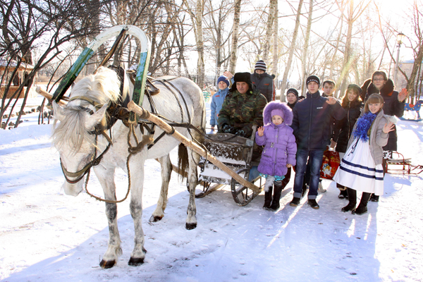 В СОШ № 43. Кемпинг ''Мечта''. Лошадка прощается с седоками