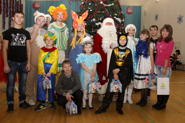 Воспитанники детской деревни со сказочными персонажами на новогодней елке в кемпинге ''Мечта''. Воспитанники детской деревни со сказочными персонажами на новогодней елке в кемпинге ''Мечта''.