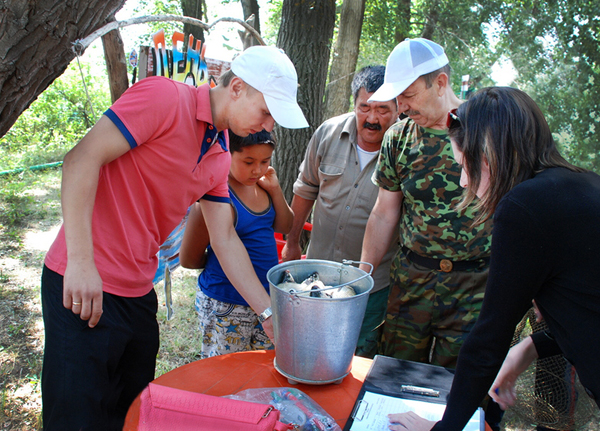 Самая ответственная процедура для судей - взвешивание улова. Самая ответственная процедура для судей - взвешивание улова.