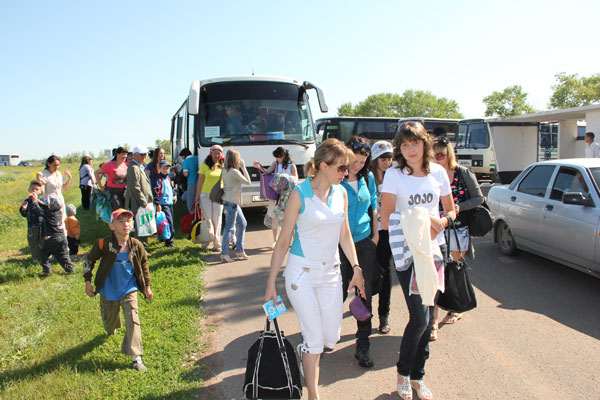 Прибытие гостей на праздник Прибытие гостей на праздник