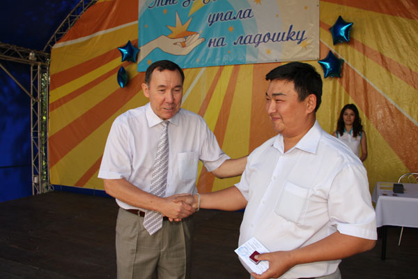 Председатель Совета ГКК В.К.Джунусов награждает начальника нефтебазы АО ''Конденсат'' Р.Р.Гадельшиева Памятным знаком ''Конденсат'' 2 степени Председатель Совета ГКК В.К.Джунусов награждает начальника нефтебазы АО ''Конденсат'' Р.Р.Гадельшиева Памятным знаком ''Конденсат'' 2 степени