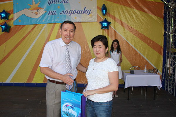 Председатель Совета ГКК В.К.Джунусов награждает заместителя гл. бухгалтера АО ''Конденсат'' Л.В.Ли Памятным знаком ''Конденсат'' 3 степени Председатель Совета ГКК В.К.Джунусов награждает заместителя гл. бухгалтера АО ''Конденсат'' Л.В.Ли Памятным знаком ''Конденсат'' 3 степени