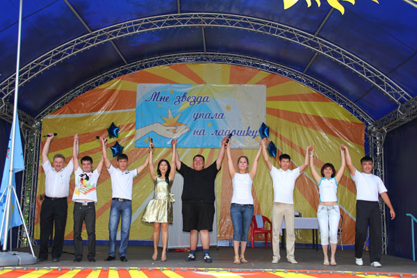 На сцене коллектив ''Конденсат-Аксай'' На сцене коллектив ''Конденсат-Аксай''