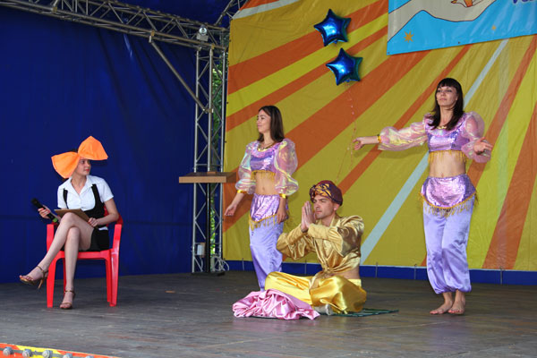 На сцене коллектив ''УНГГ'' На сцене коллектив ''УНГГ''