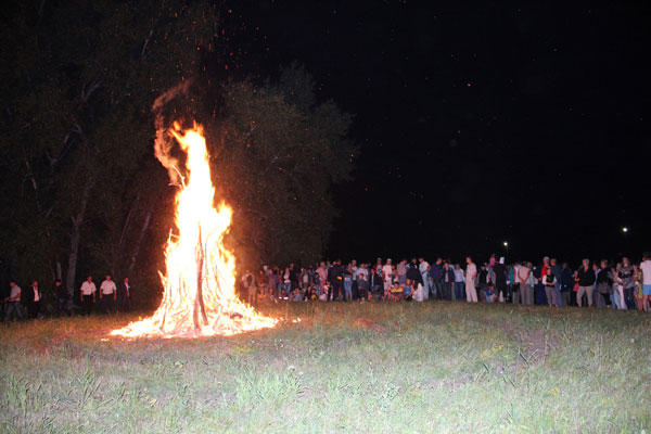 У праздничного костра У праздничного костра